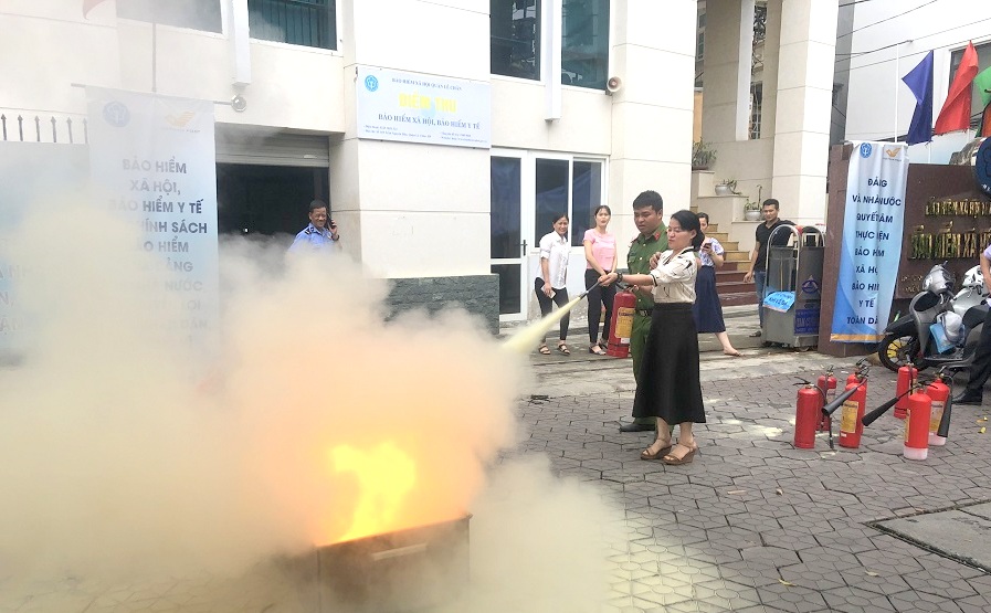 Đội Cảnh sát PCCC&CNCH Công an quận Lê Chân tập huấn PCCCC và CNCH tại Bảo hiểm xã hội quận